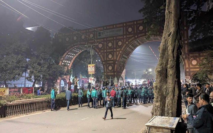 ঢাবির ৩ হলের সামনে সতর্ক অবস্থান শিক্ষার্থীদের